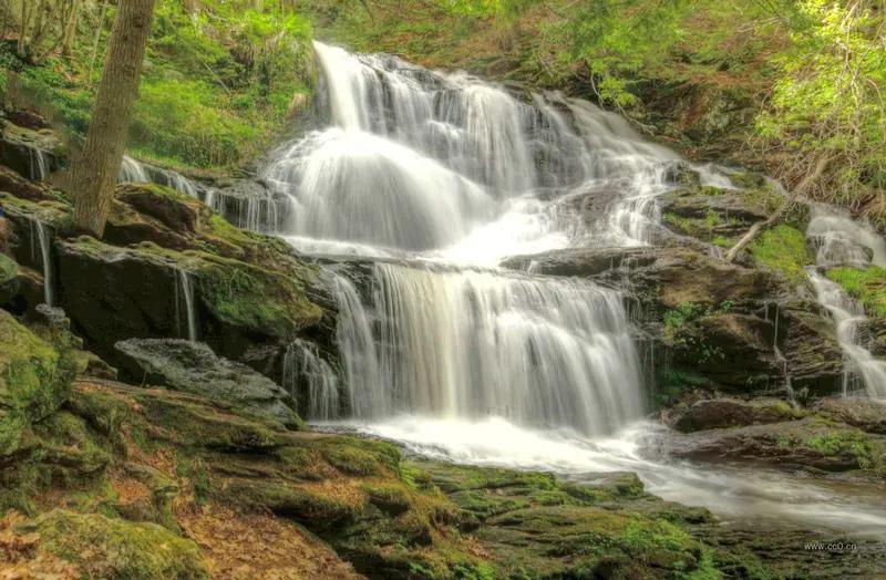 山间瀑布壁纸山涧飞流泻，清宁治愈人间朝夕