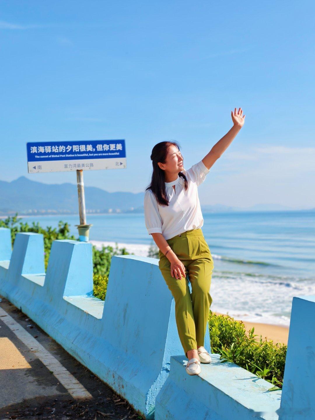 畅享自由之旅，探索无尽的海上风情，在阳光明媚的日子里，驾驶游艇畅游在湛蓝的海面上