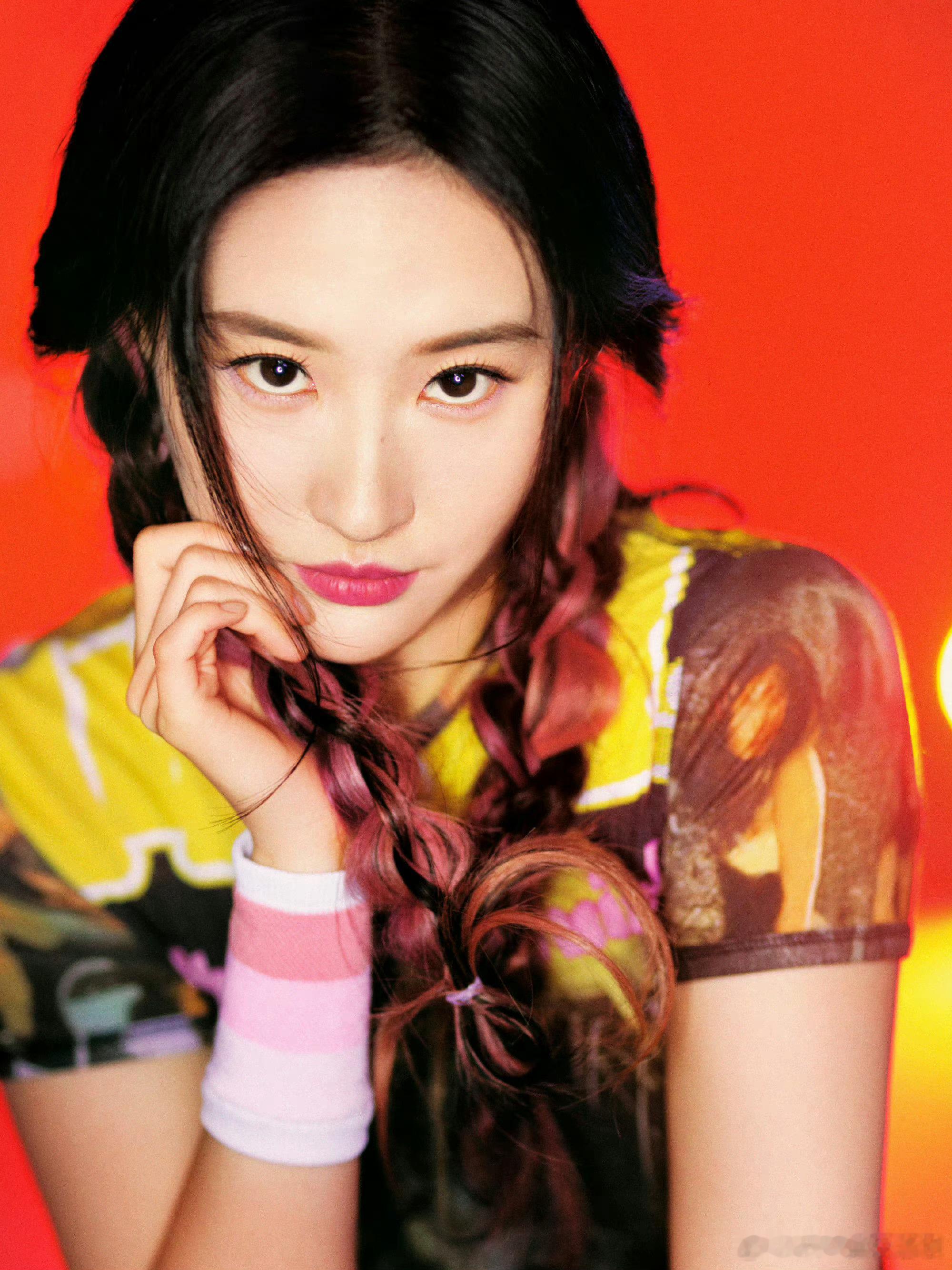 #刘亦菲[超话]#  #刘亦菲黄玫瑰主题生日写真#刘亦菲毫无预兆不声不响连送惊喜