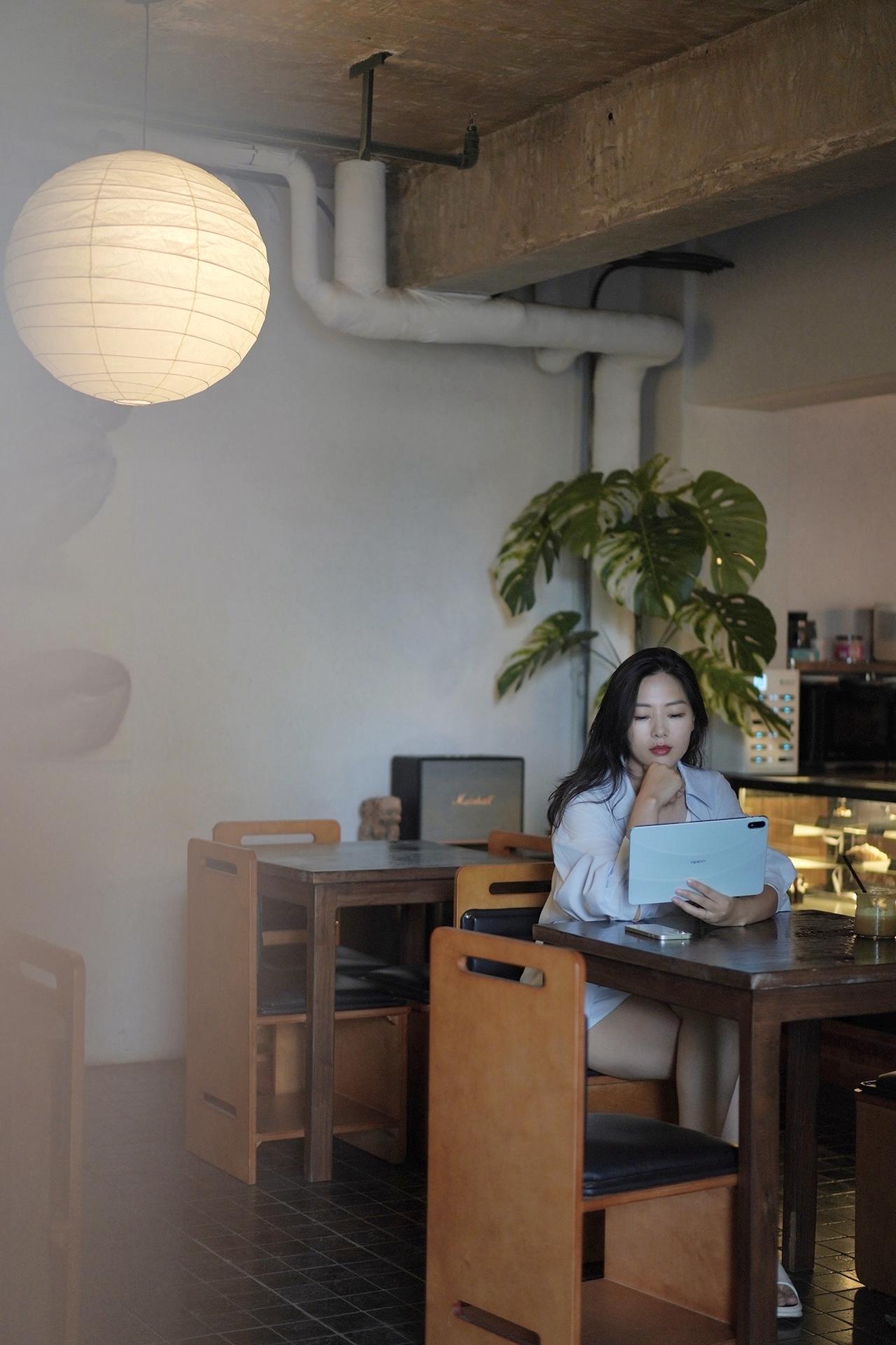 又发掘一家漂亮咖啡馆☕️ 拿OPPO Pad 6刷课件，手机之前拍的板书直接弹到