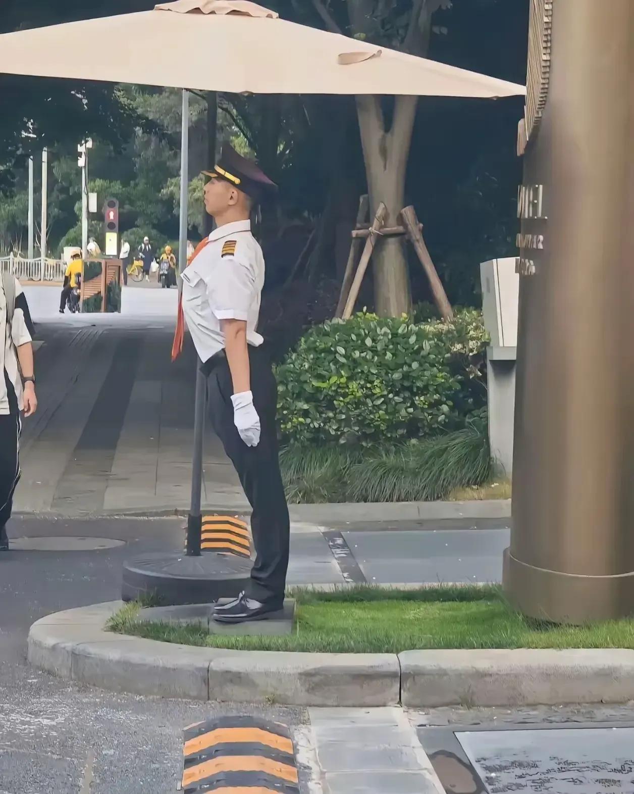 就凭这哥们儿的站姿，怎么也得月薪过万吧？