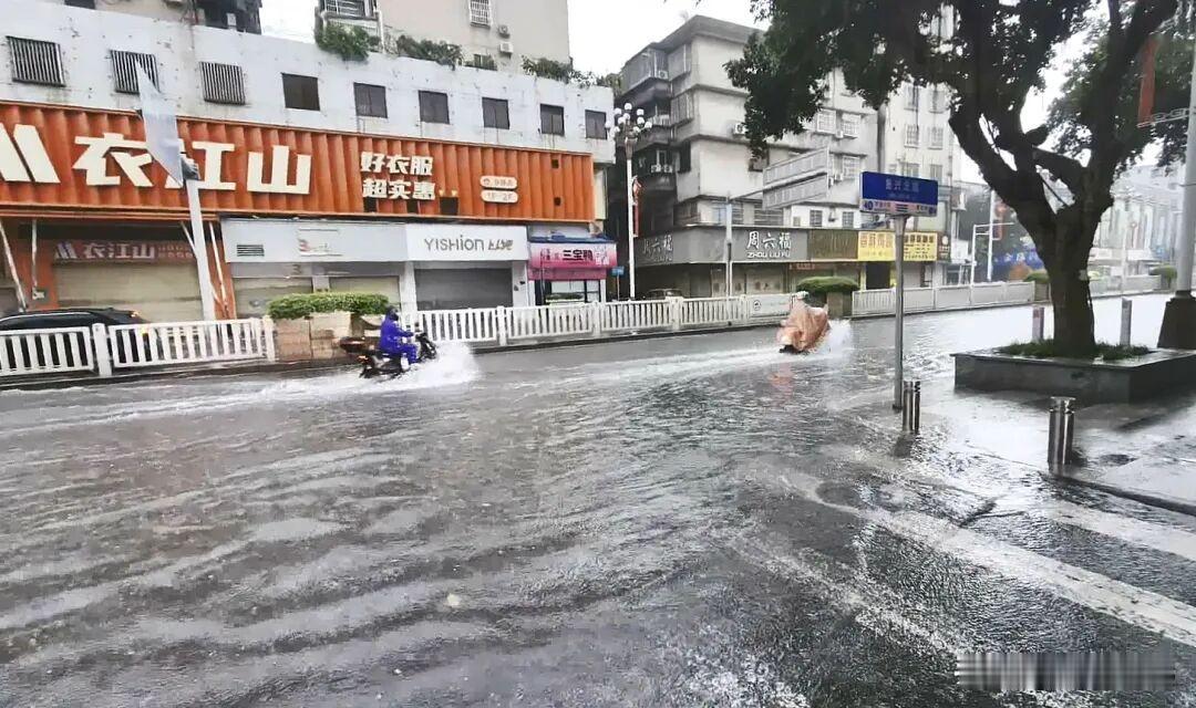 佛冈全力迎战强降水！8月13日，佛冈县出现突发性强降水，雨势猛，又很急！防汛防御