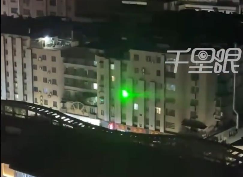 这个熊孩子，拿激光笔当玩具，胡乱照射，引起被照女子的强烈反应！
前不久，江西九江