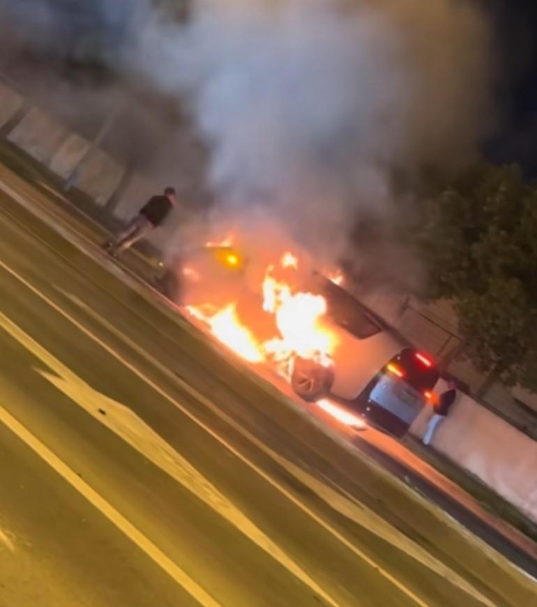 大家记住，电车起火跑远点，灭火器什么的，就别想灭火了
都烧完了，消防员还忙啥，证