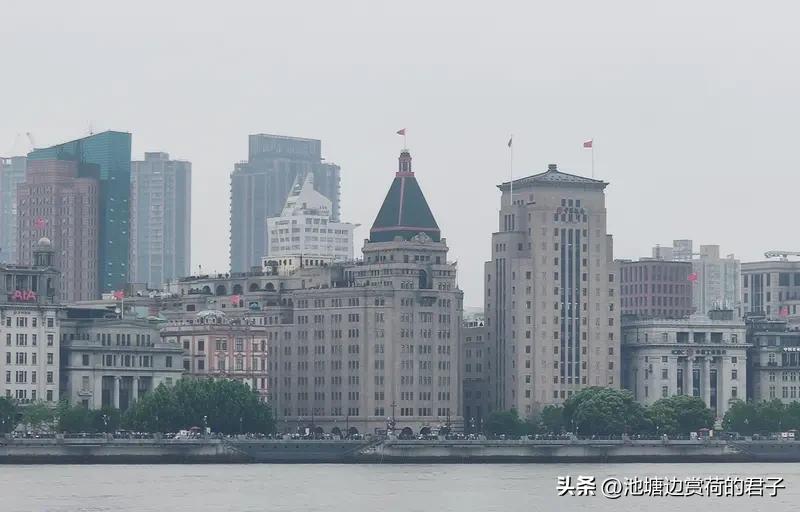 上海值得去的景点可不少。我觉得东方明珠一定要去。它可是上海的标志性建筑，建筑特色