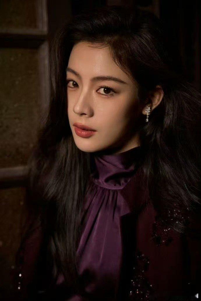 陈丽君红衣亮相春节戏曲晚会  央视春节戏曲晚会陈丽君春节戏曲晚会红衣登场，抬手起