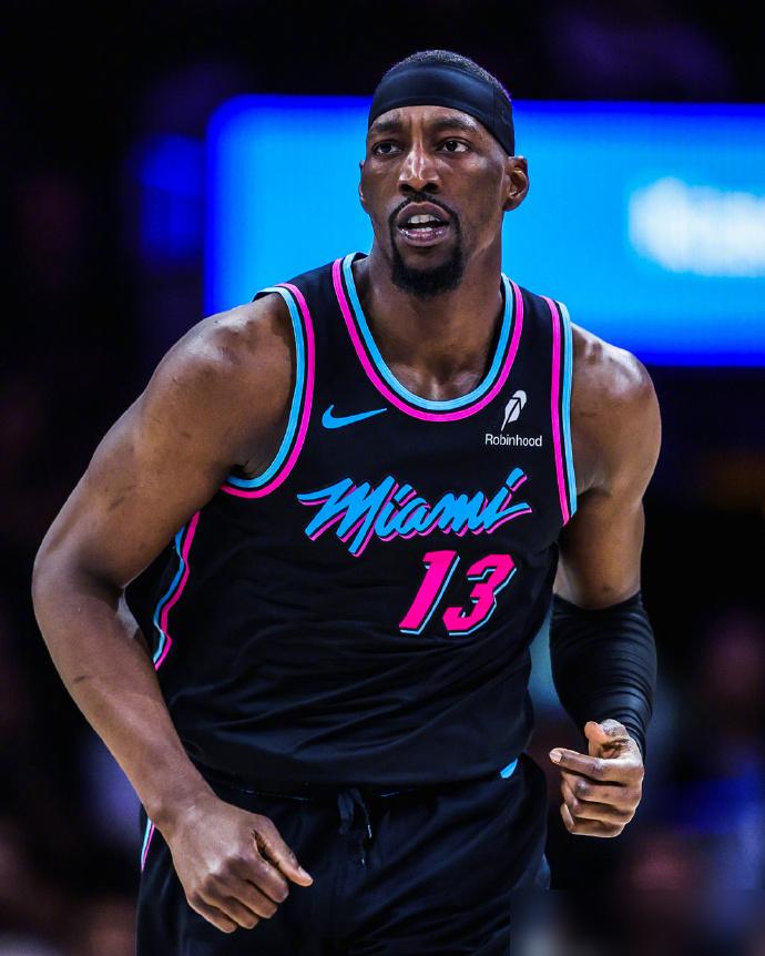 你敢信？刚轰83分超科比的阿德巴约，今天被魔术连锤5次！
3月10号那晚他红着