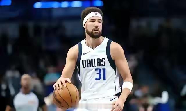 谁敢想象这就是NBA没有了人情世故克莱到独行侠后由原来的铁打首发逐渐变成了跑龙套