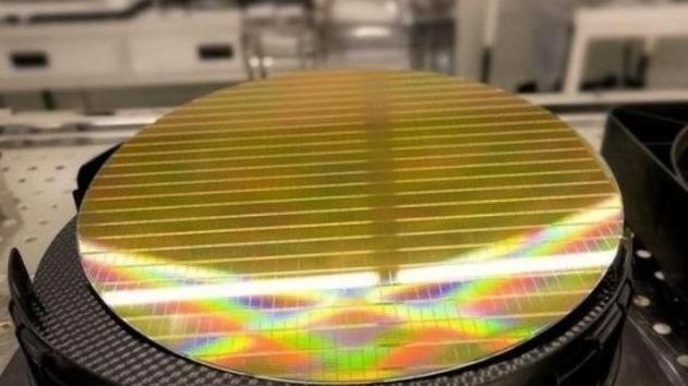 美利坚：绝不允许，使用美国技术的光刻机，卖给中国。中国：绝不允许，使用中国稀土的