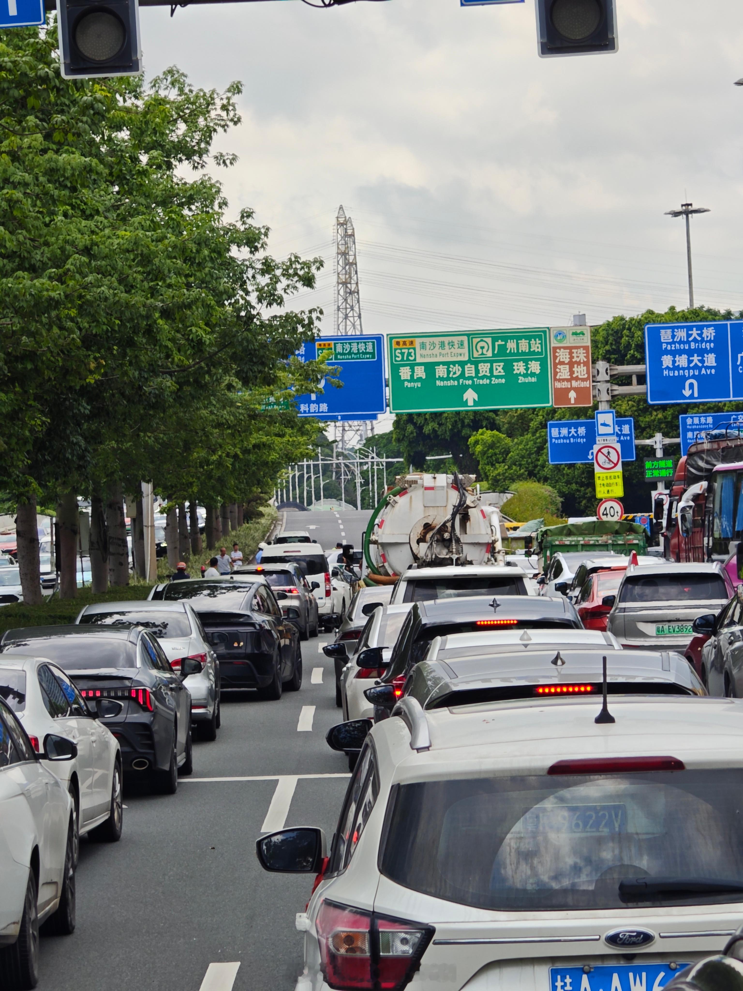 科韵大道今天事故大堵车，我分析了下前面这个事故，应该是岔路口有车可能来不及变道了