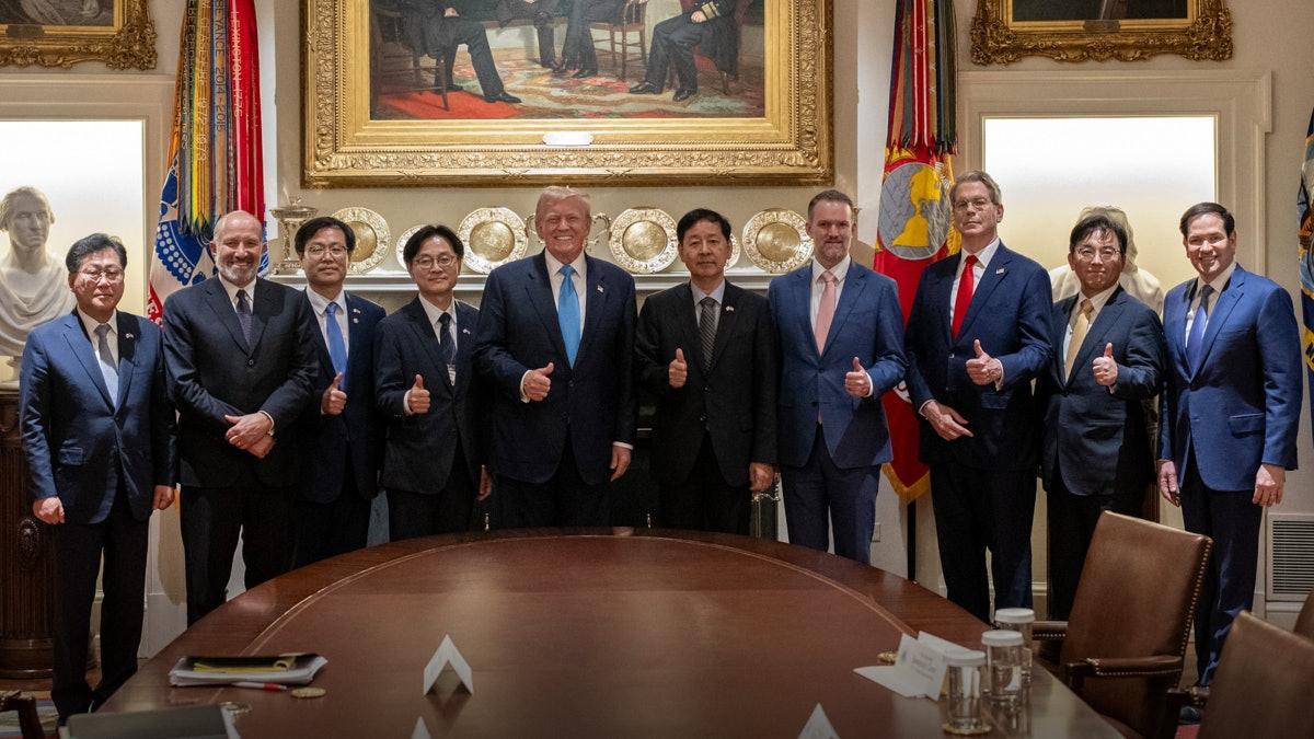 特朗普见到韩国代表团，开口第一句先问“金正恩近来可好”，让韩国人当场傻眼！
 
