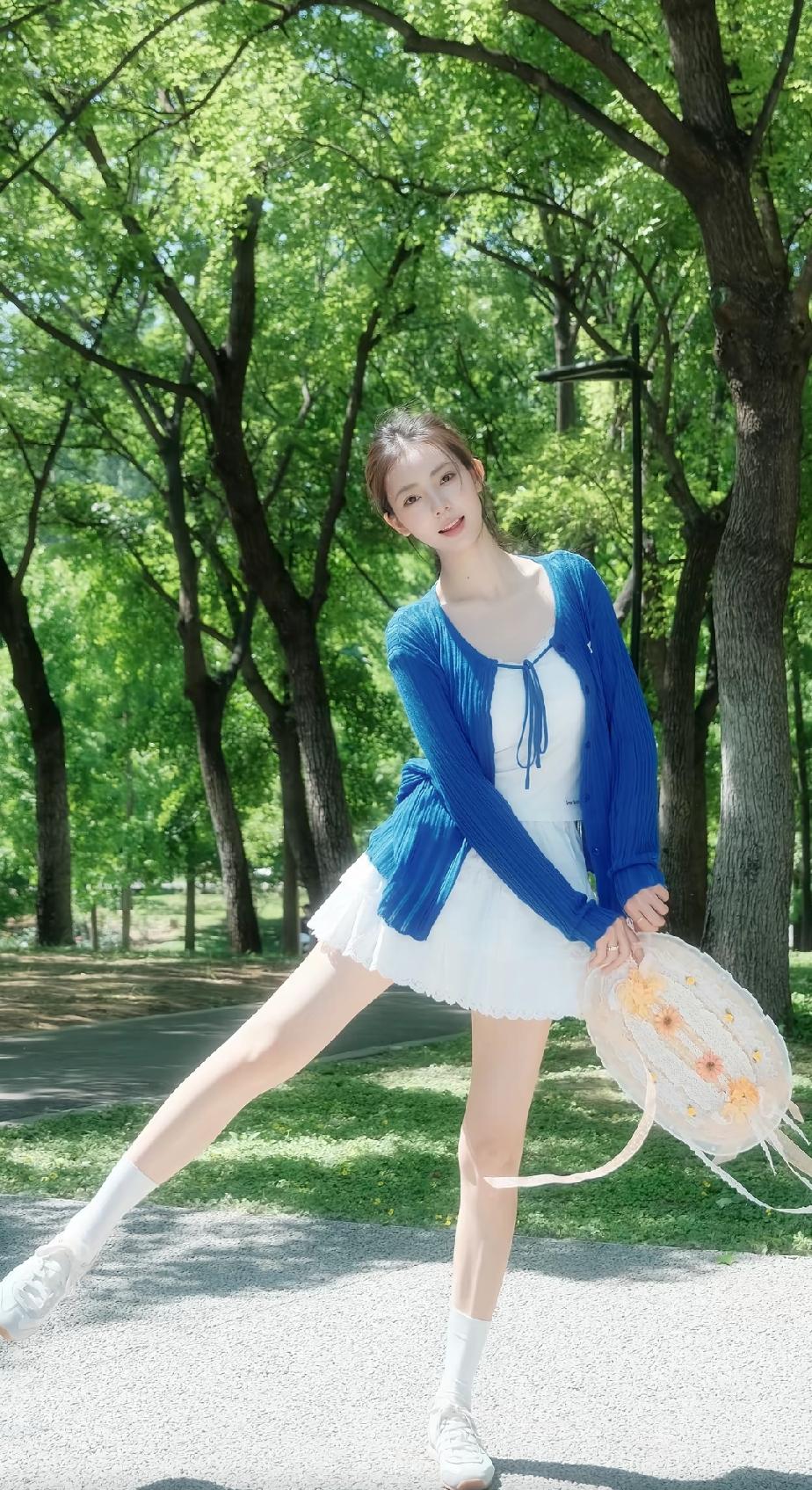 夏日生活打卡季 阳光明媚，少女在公园摆姿势。