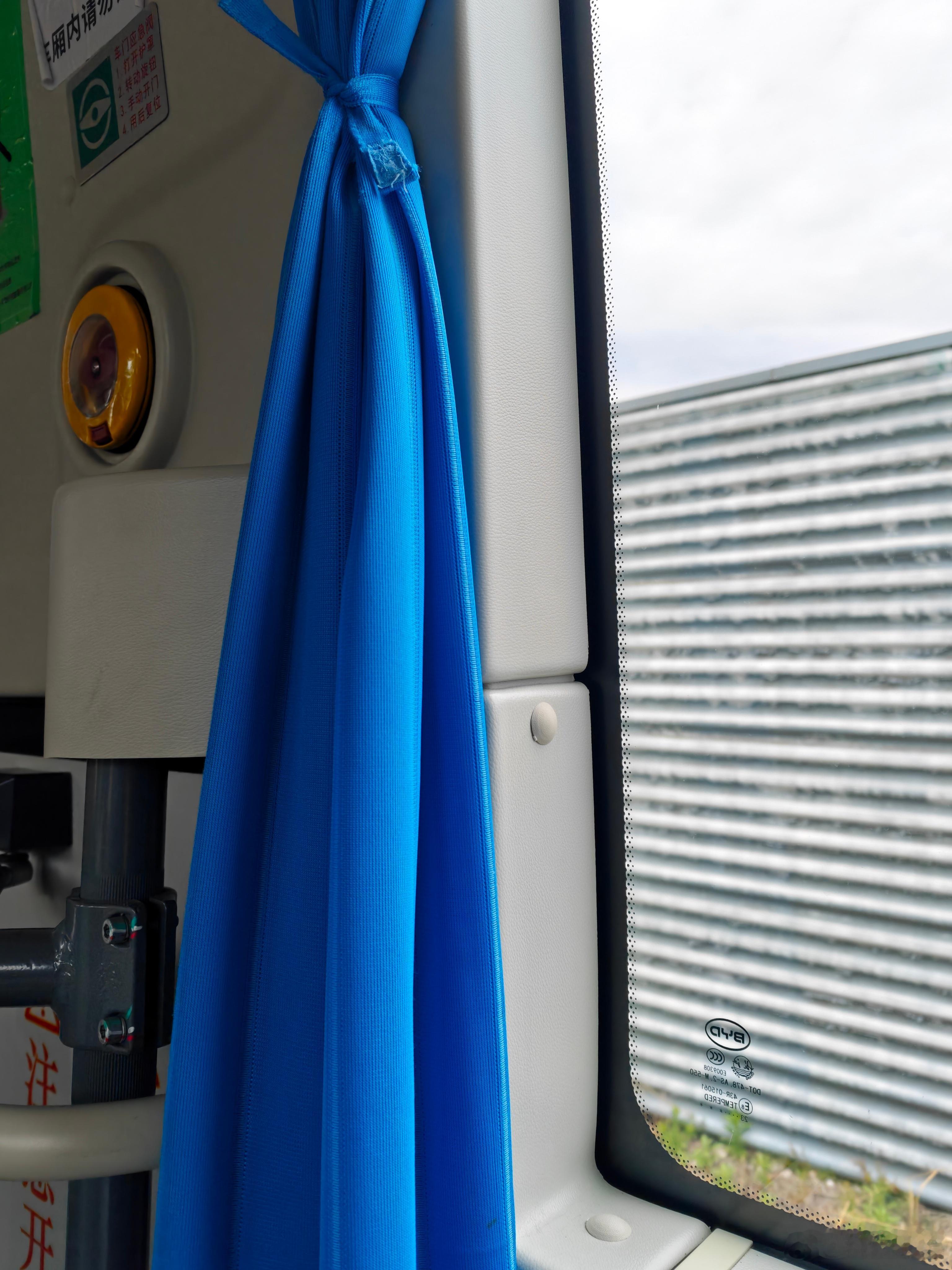 终于到机场了，这个大巴司机开车太晃了，我不晕车的人都快给我坐吐了，刚中途还有个女