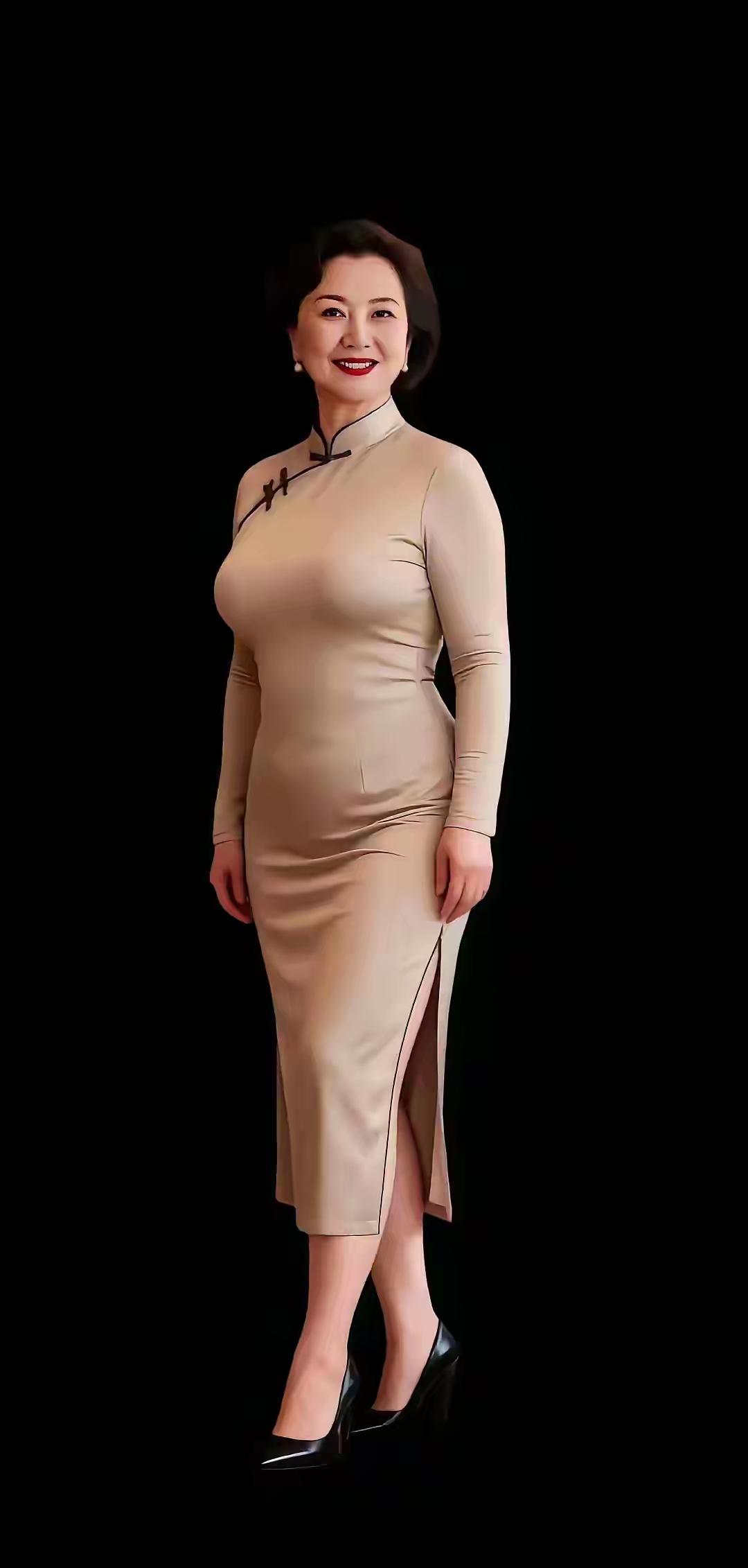 山坡羊·旗袍
一袭云裳，
千般柔样，
盘扣轻绾风流状。
步回廊，影悠长，
暗香浮