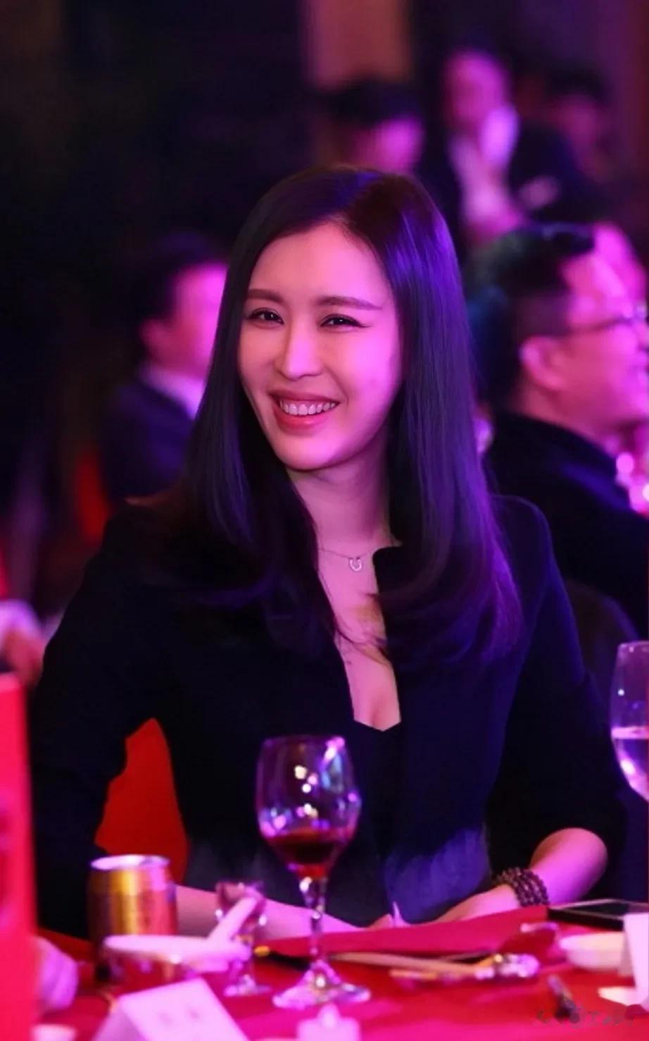 一次采访中，田朴珺说:晚上八点过一点，老王就准备睡觉了，半小时后鼾声雷动，怎么扒
