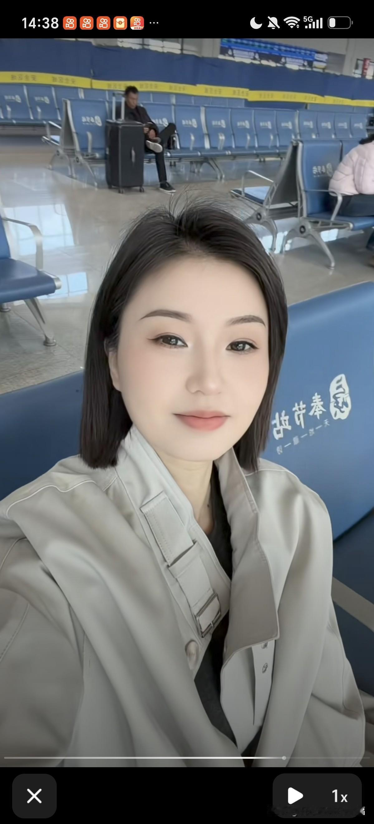 杨一歌和图哥做在一起，抿着小嘴，那眼神几乎都没离开过图哥，看完图哥手里的手机，又