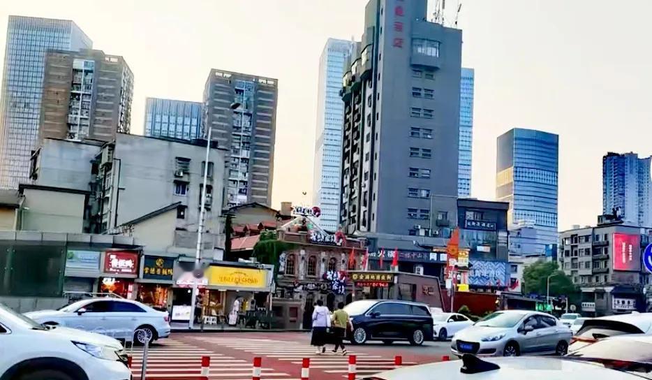 #秋日生活打卡季#看看长沙的街道城建，其实力综合评分为中规中矩，不算强也不算差。