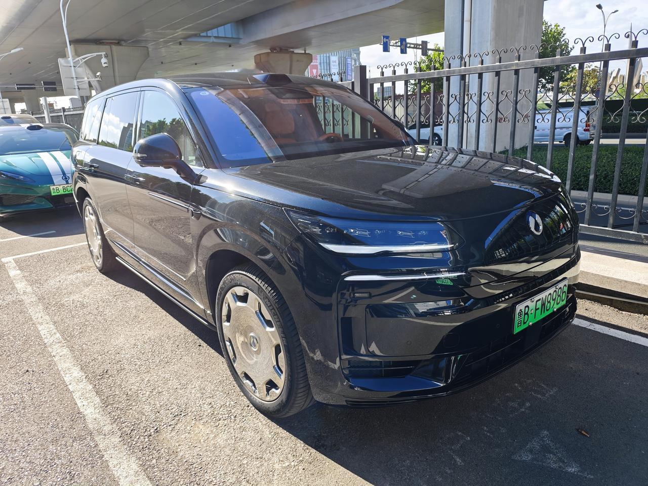试驾完腾势n9，结合售价和产品力来聊一下什么人更适合买这辆车。
这辆车的价格起售