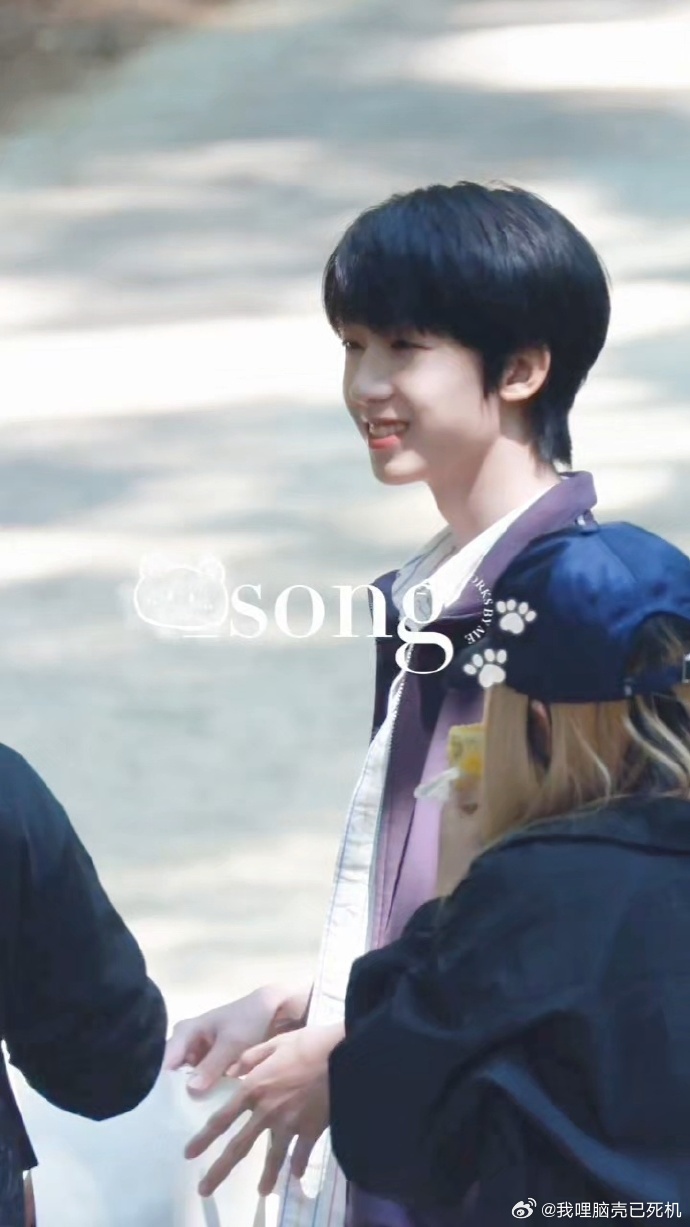 杨博文紫衣条白纹运动男高杨博文香香软软小香芋 杨博文紫衣条白纹运动男高，杨博文香