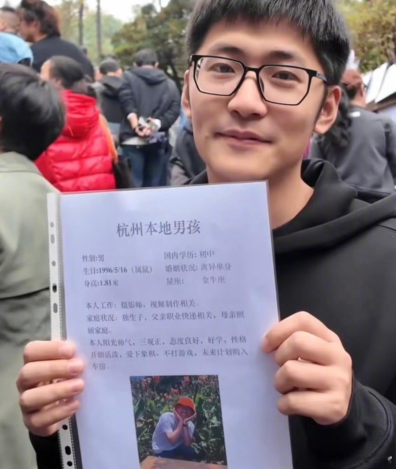 影视飓风Tim在杭州相亲角相亲引发讨论，好多网友说他装，把自己当男频爽文主角了