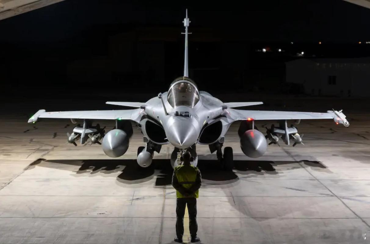 难怪美国喊导弹库存不足，法国阵风战机导弹因拦截频繁大幅减少美伊冲突发生后，法国出