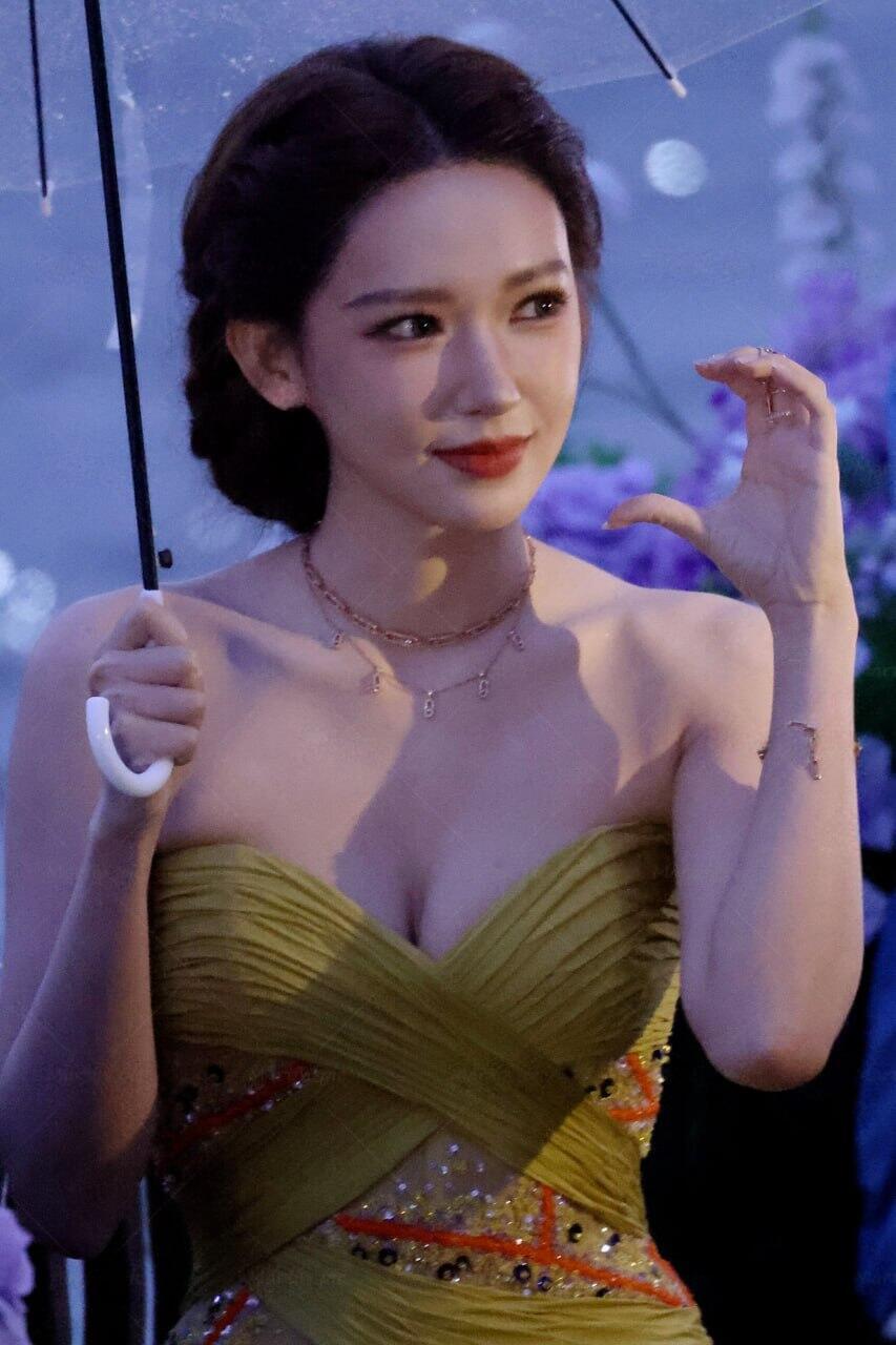 程潇濮院芭莎艺术盛典 低胸黄裙 