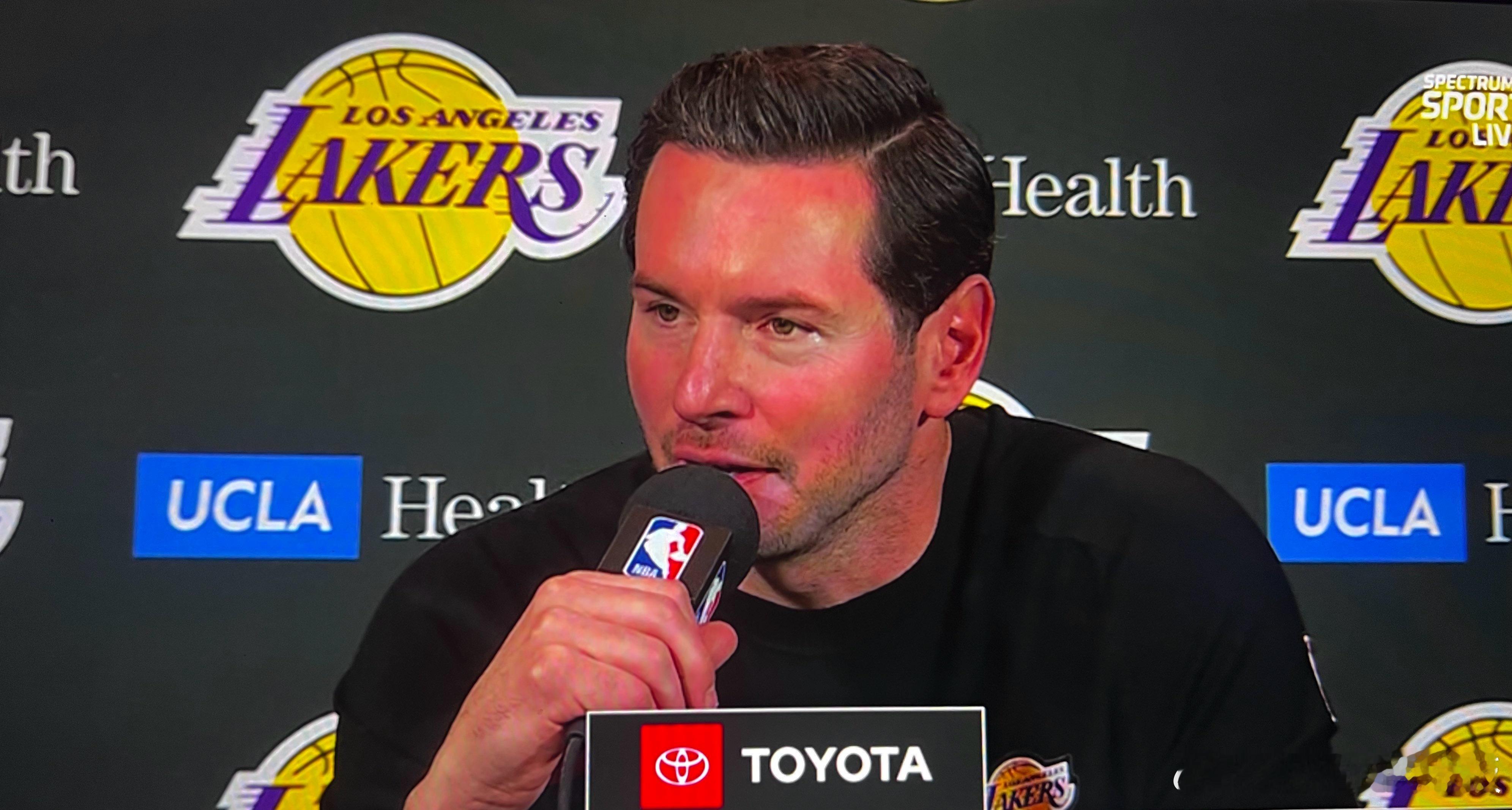 雷迪克表示，凯尔特人在上半场用三分球“摧毁”了湖人，但他喜欢自己球队的拼搏精神。