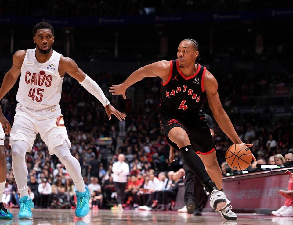 NBA季后赛 骑士队vs猛龙队猛龙队首节连续命中三分，领先骑士队6分。斯特鲁斯次