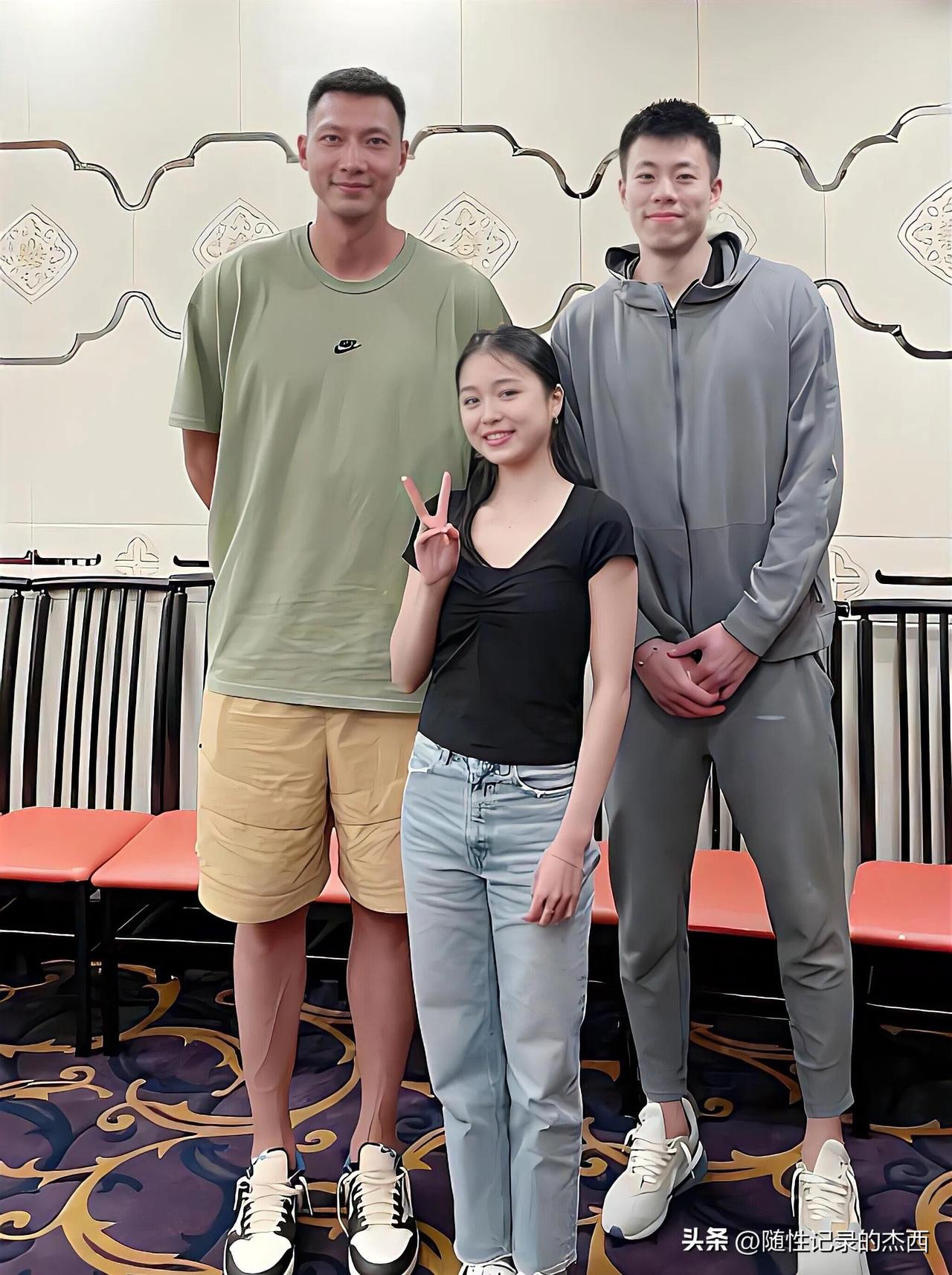 易建联和张镇麟真是太高了，一眼看过去全部都是大长腿，把中间的美女秒掉了。你知道这