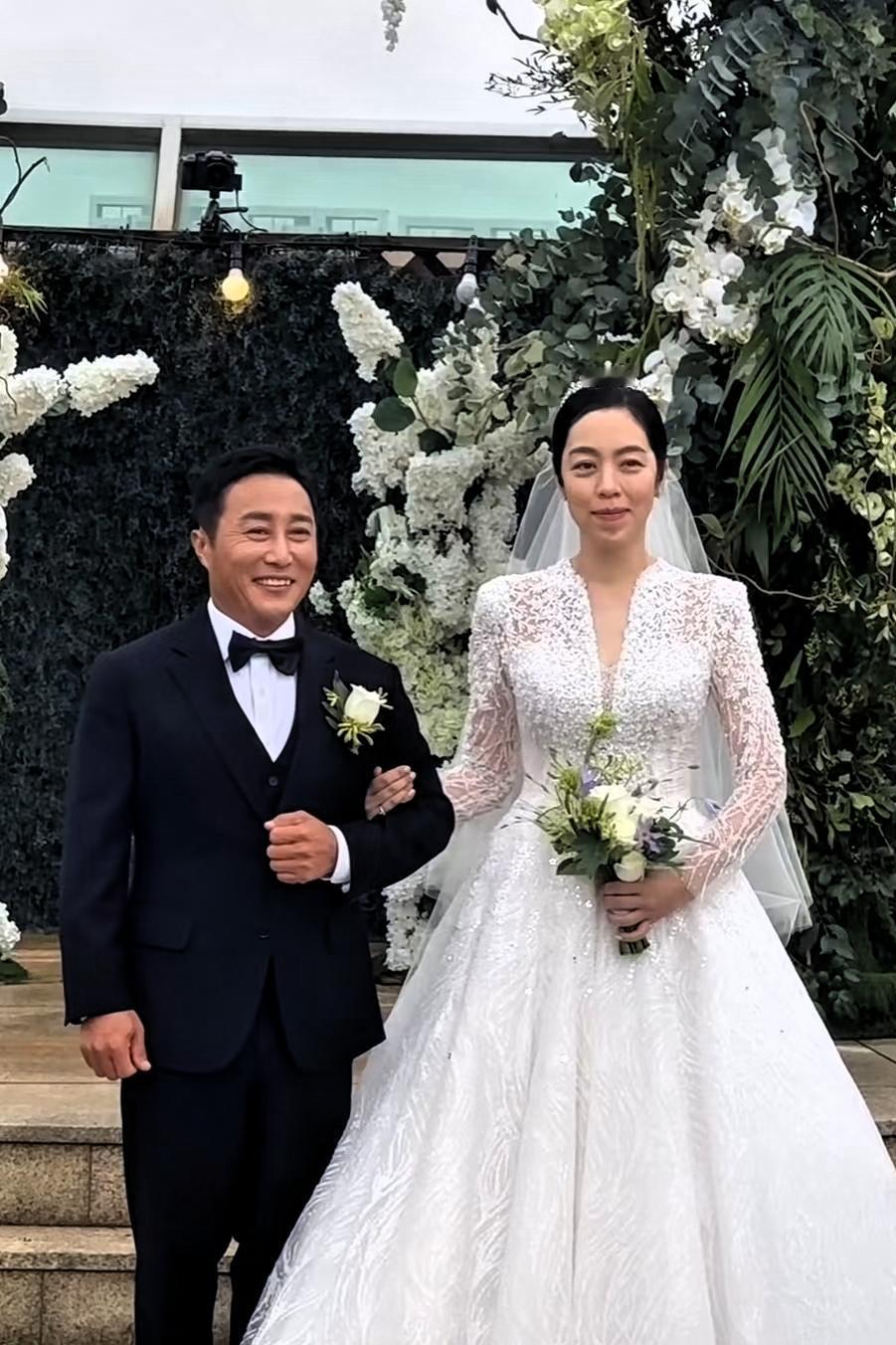 有“韩国贝爷”之称综艺大咖金炳万终于彻底摆脱前妻和前妻之女，近日迎娶了由他母亲钦
