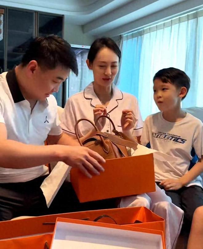 国乒顺利回国了，王皓给老婆买了一堆东西，这回全国都知道王皓给老婆买爱马仕了。王皓