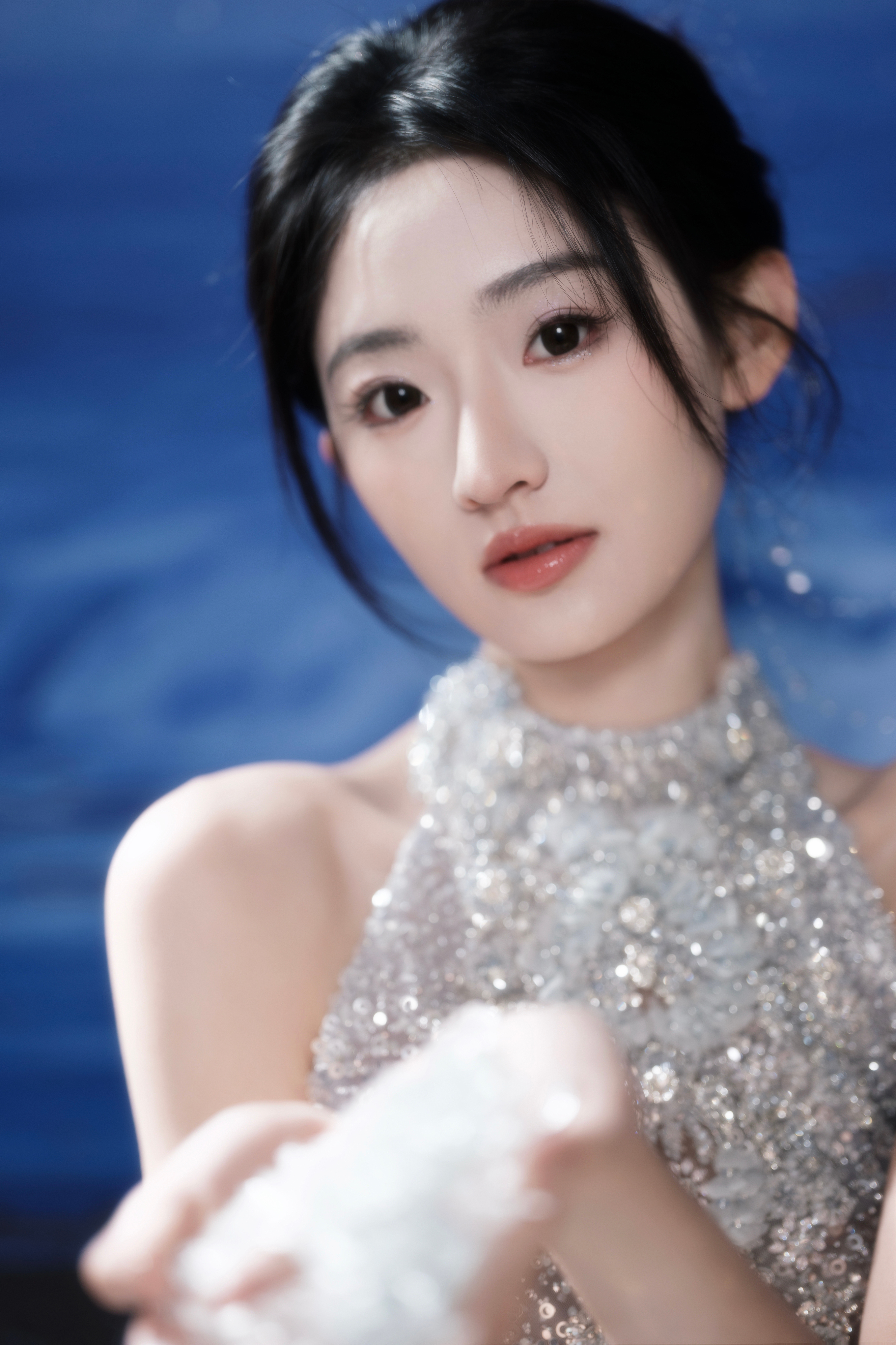 星辰大海活动合照里，杨雨潼美得太耀眼，鱼尾礼服衬得身姿婀娜，眼睛亮晶晶超有灵气，