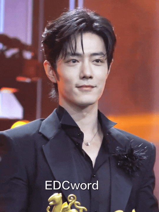 很不常见的 真正的 为自己 骄傲动容的神情 