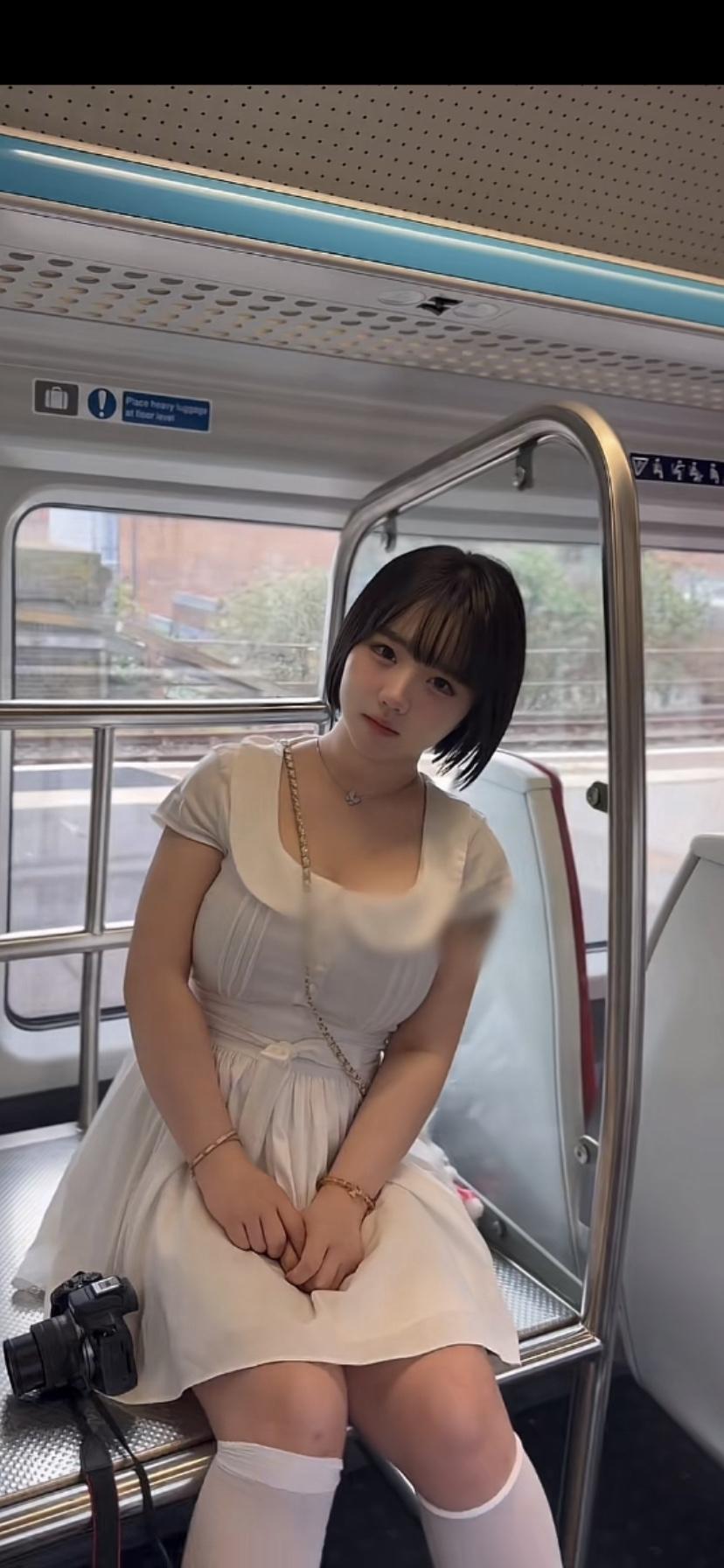 “地铁上的甜美少女，清新白色连衣裙，搭配可爱发饰，元气满满的一天！”