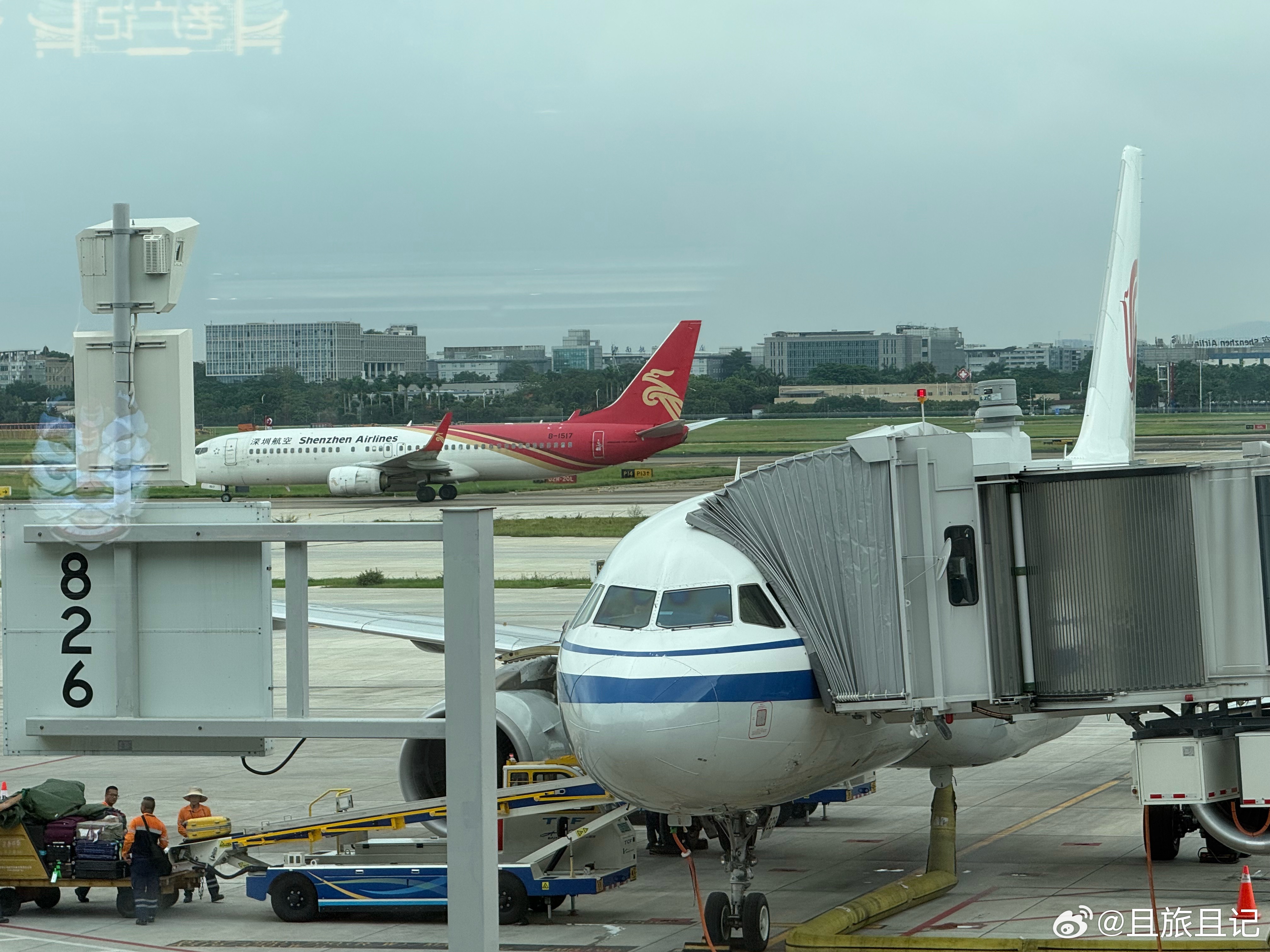 乘坐这架中国国际航空公司航班号CA4352、编号B6828、机龄14.5年的这架