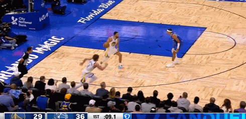 加个班！库里首节剩9秒被换上，轰进中圈超远三分！

这个三分球投的过于突然，因为