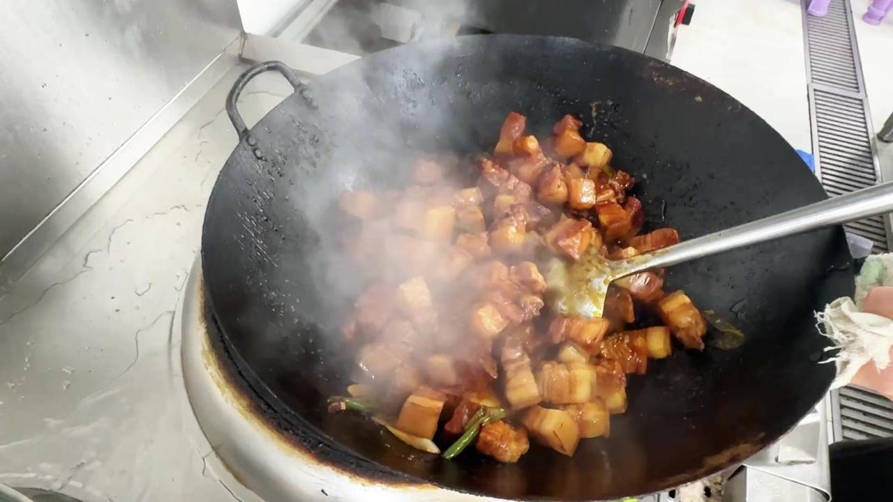 今天教宝子们做天津天花板级红烧肉！🍖天津天花板红烧肉做法分享
选三层下五花，先