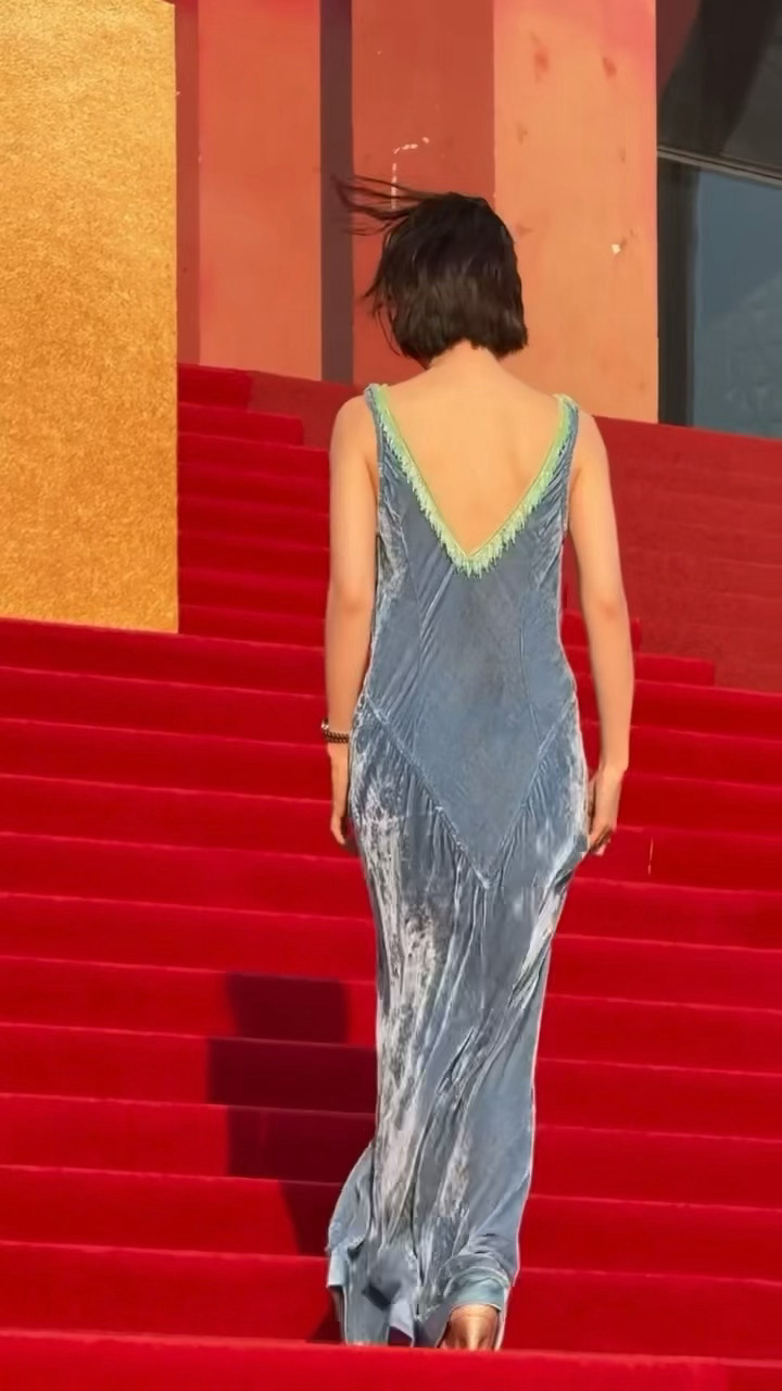 周冬雨穿自己淘的裙子走红毯周冬雨：我的正面 我的侧面 我的背面哈哈哈哈哈喜欢的裙