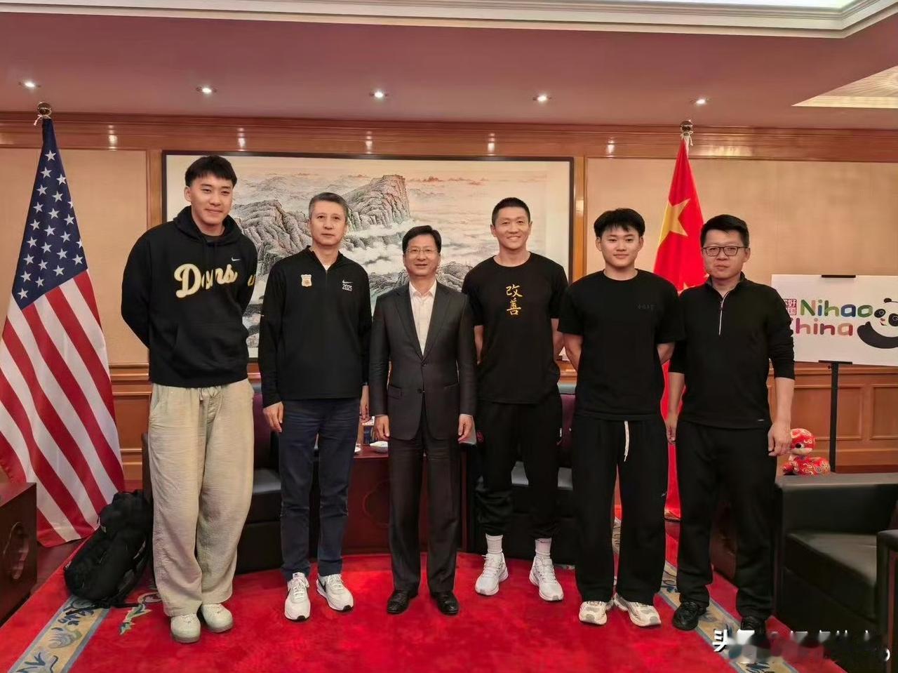 我认为关系重要，但同样也要具备做事的能力！做事能力是能让你入门的敲门砖，但关系却