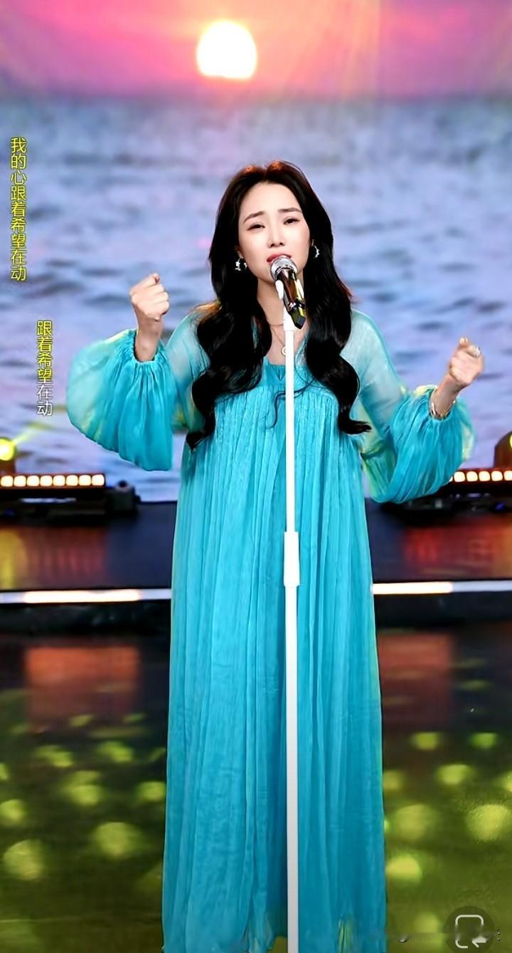 云朵今晚开播身穿一袭天蓝色的长裙，这种清透飘逸的蓝把她衬托得如此的妩媚动人。
而