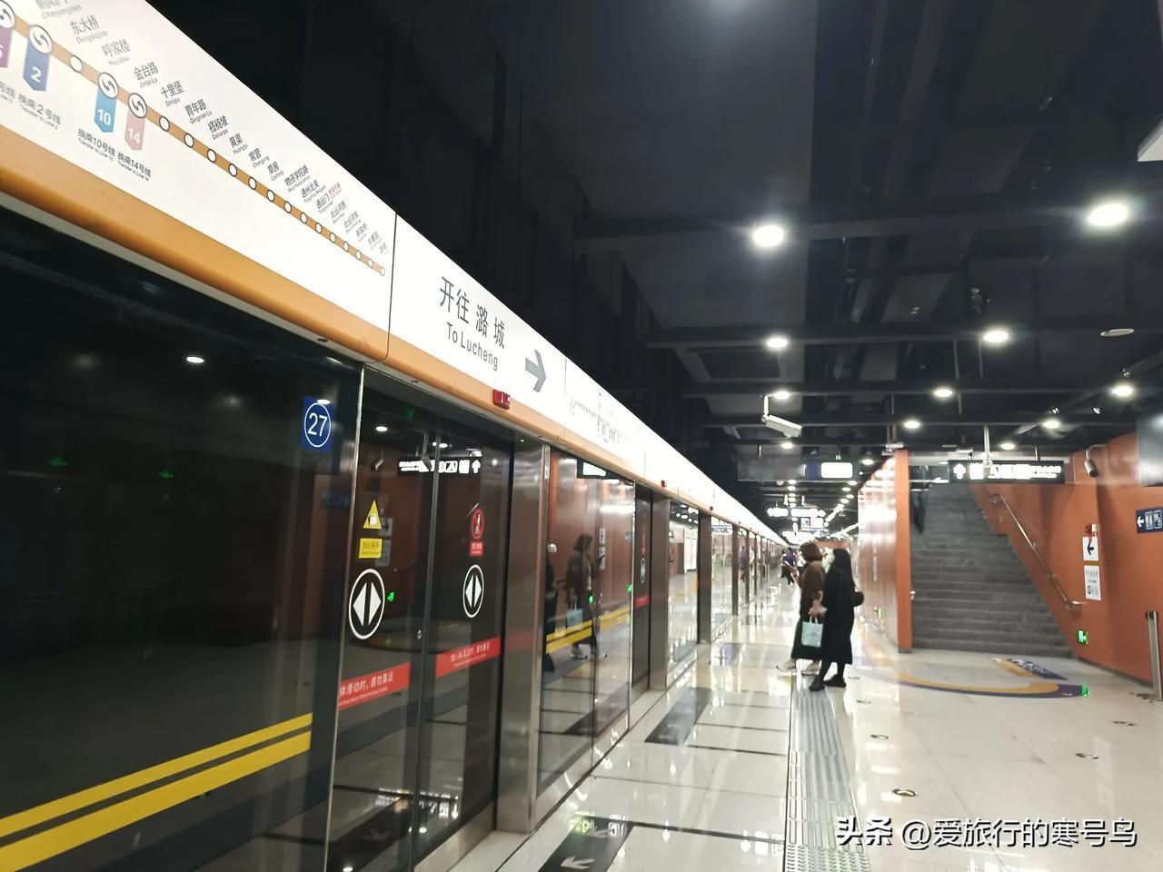 北京地铁对老年人无任何优惠，不论多大年龄。但北京本地80岁以上老年人，每月有10
