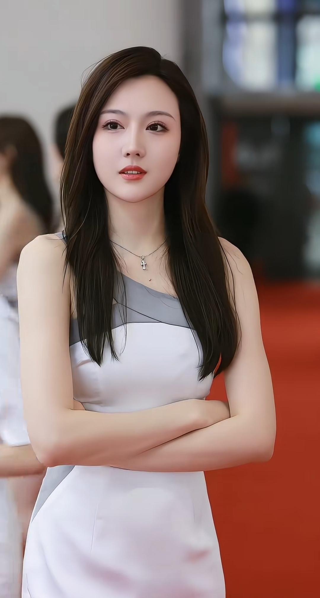 优雅白裙，红毯上的动人瞬间