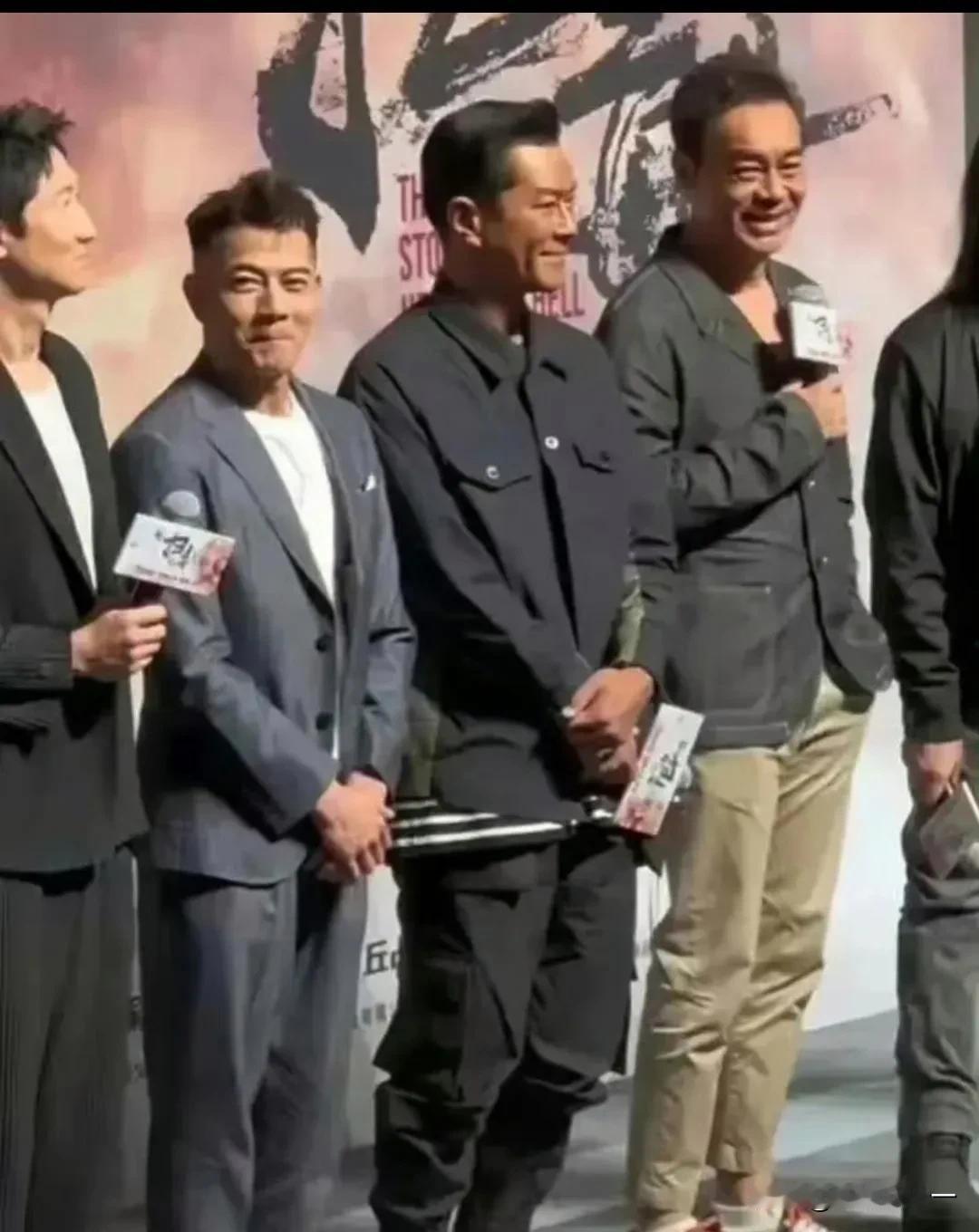 当郭富城和同样不差钱的站一块儿时身高就是他的一种缺陷了[捂脸]#娱评大赏#