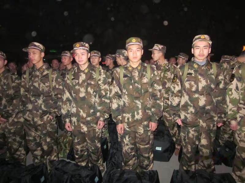 祝所有的现役军人退役军人建军节快乐！