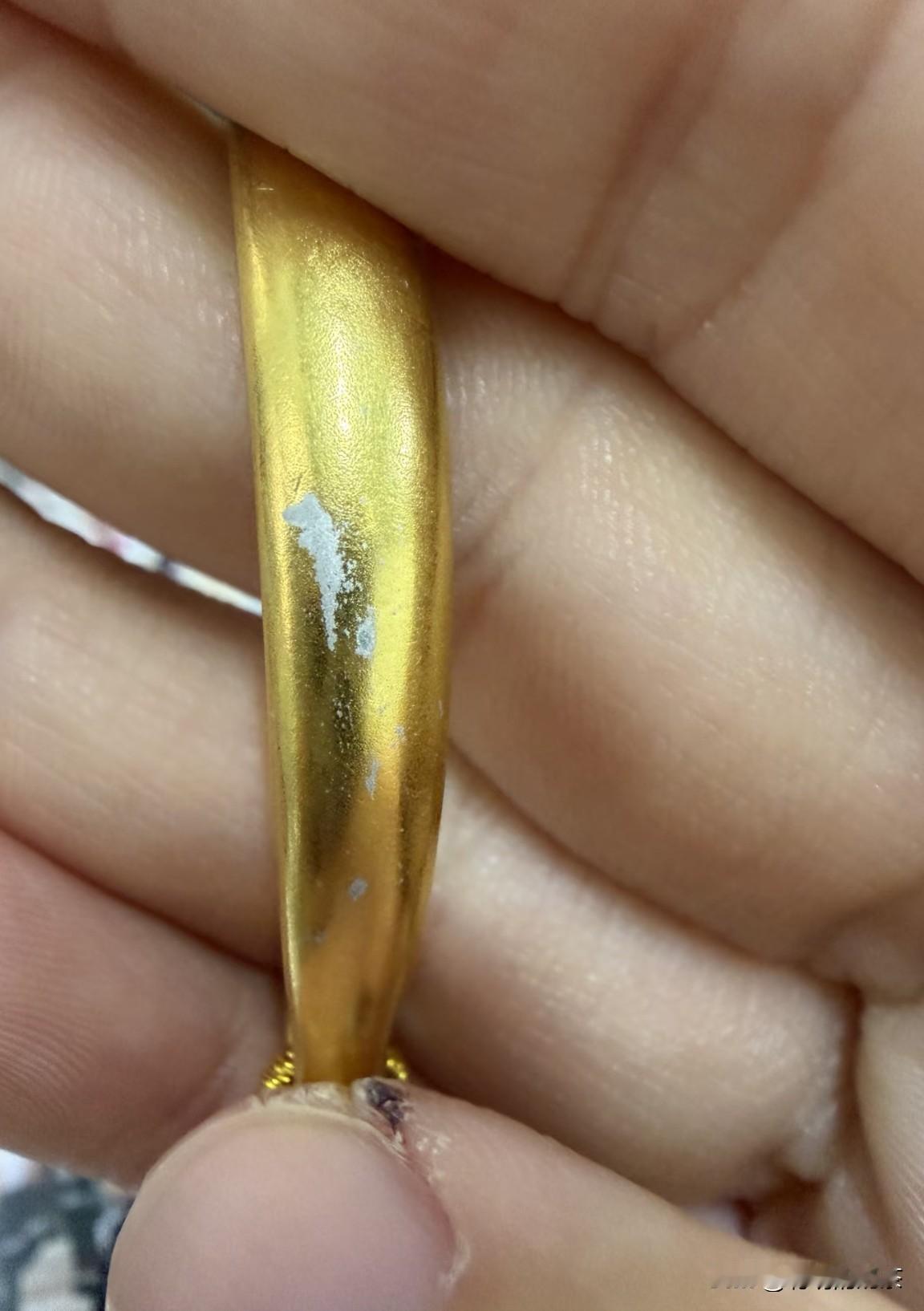 戴了好久了，今天突然发现掉色了！瞬间感觉天要塌了……