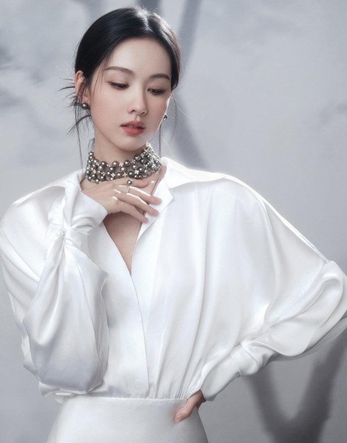 陈都灵白色睡美人，陈都灵白色系look，咱就说谁来懂一下这个嘟嘟白色系look的