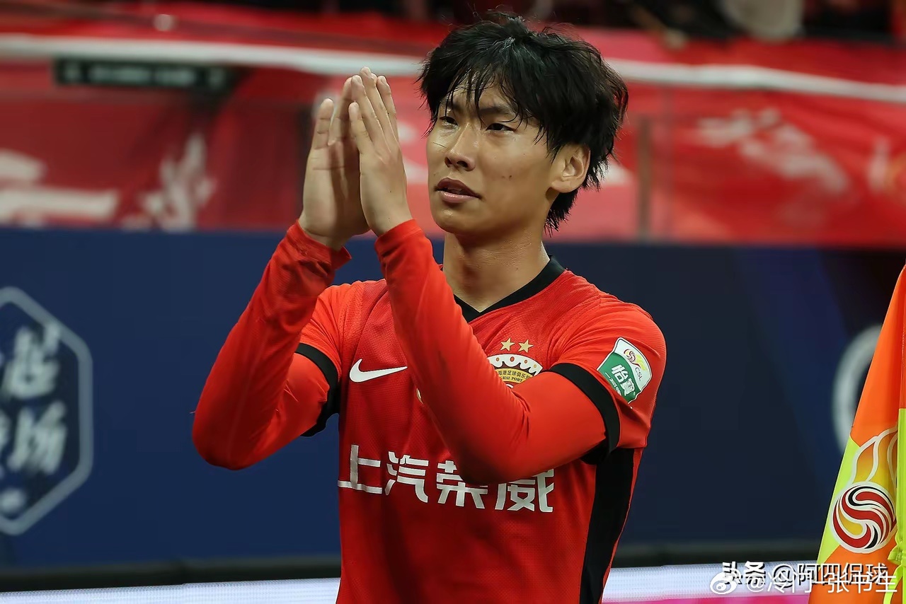 德甲的门兴格拉德巴赫等俱乐部曾出40万欧元求购上海海港20岁边锋李新翔，但李新翔