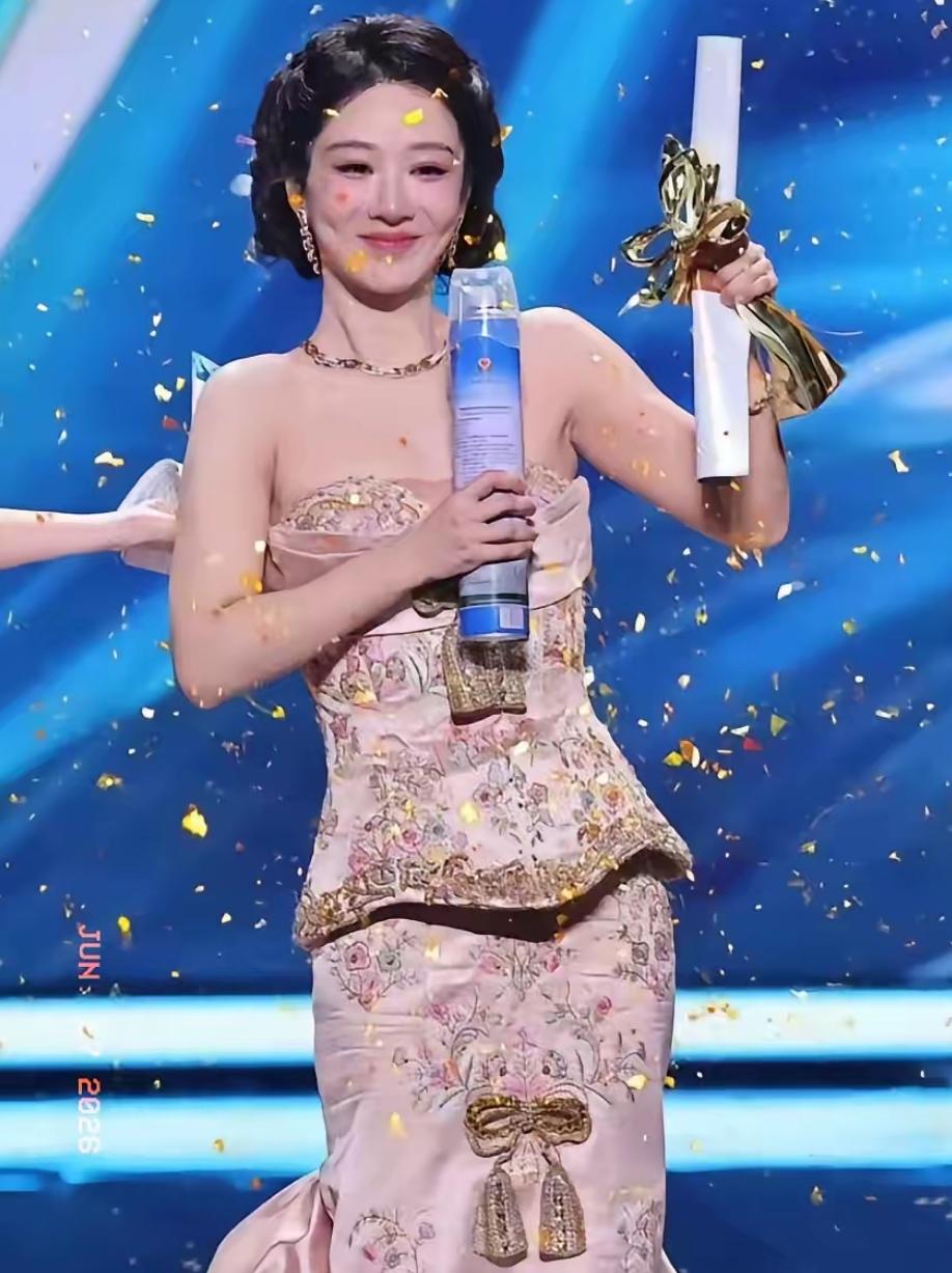杨紫得奖了，获白玉兰视后，激动的泪流满面。她终于活成了自己想要的样子。

当初宋