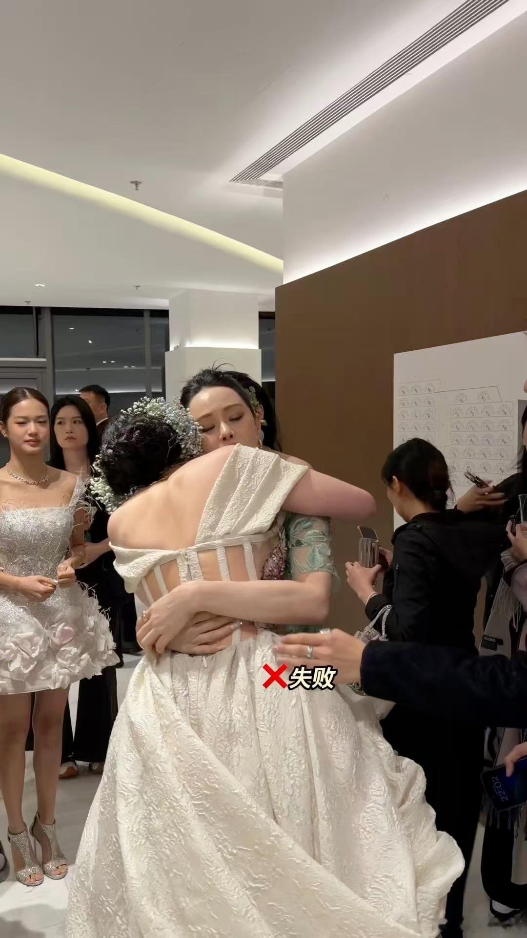 刘亦菲伊能静恩利后台拥抱 谁能拒绝这样阳光开朗的恩利呢？拥抱时那份落落大方的姿态