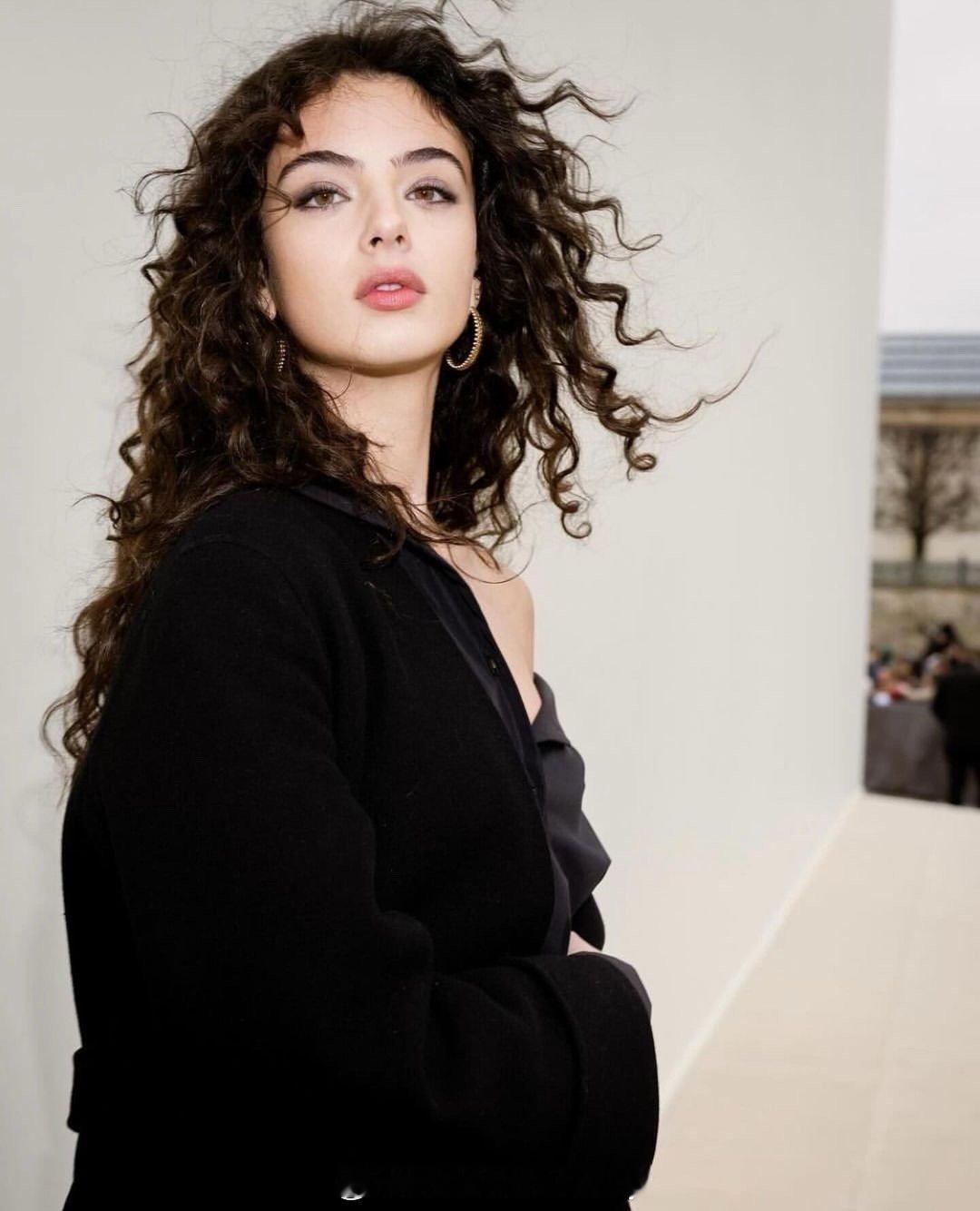 Deva Cassel戴娃在Dior秀场的美照🖤~ ​​​